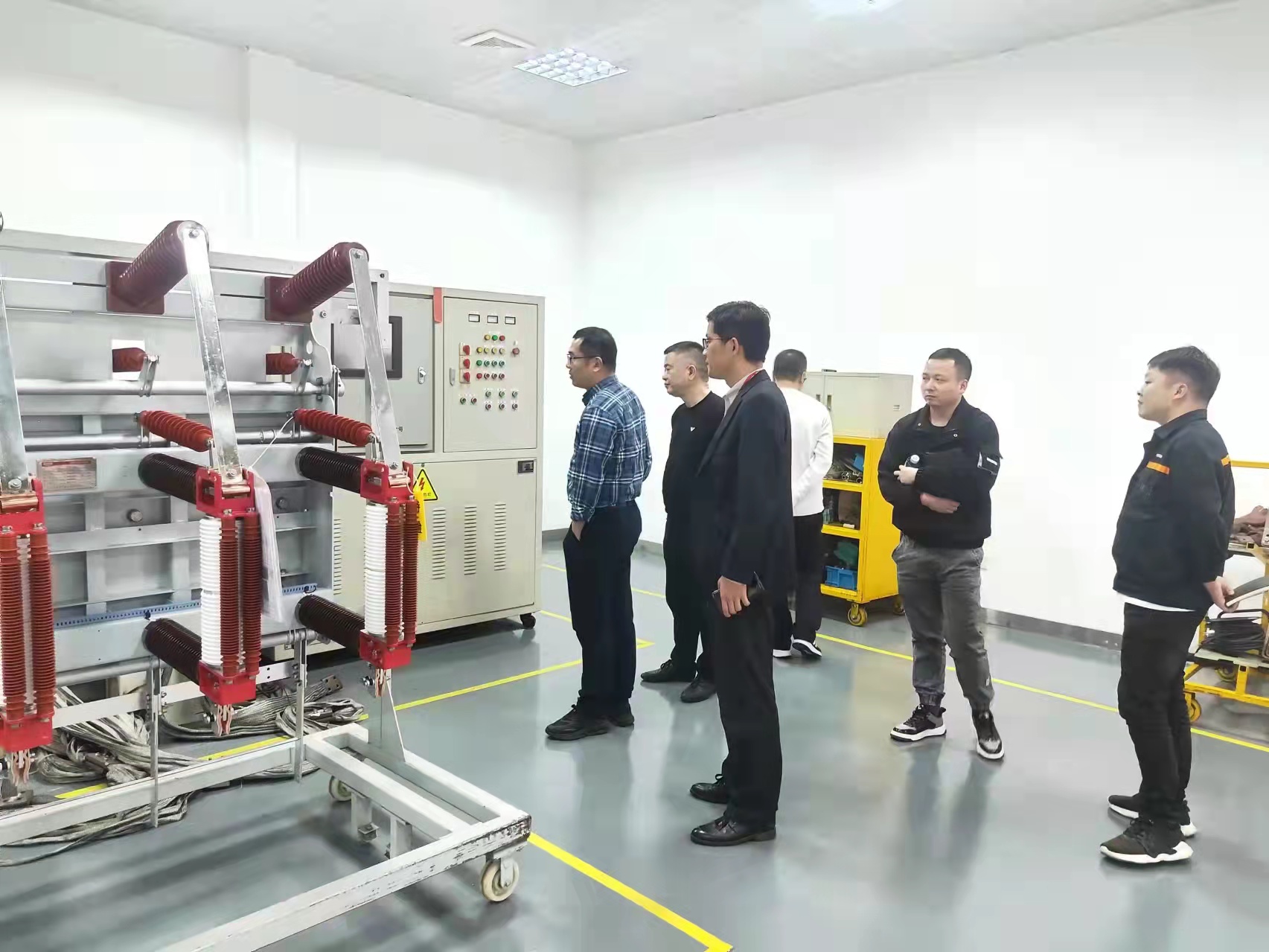 今日華儀 | 樂清市市場(chǎng)監(jiān)督管理局領(lǐng)導(dǎo)一行蒞臨華儀電氣股份有限公司中心試驗(yàn)室調(diào)研指導(dǎo)